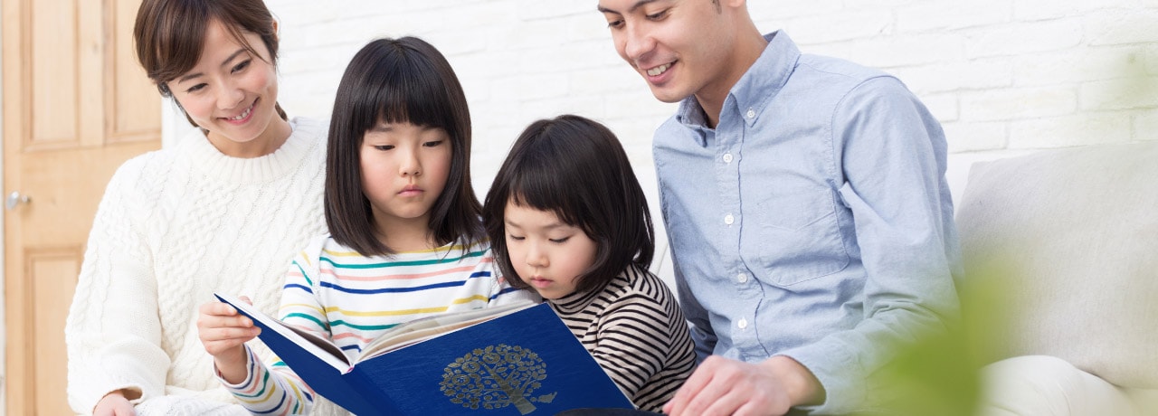 家族での夕食のイラスト