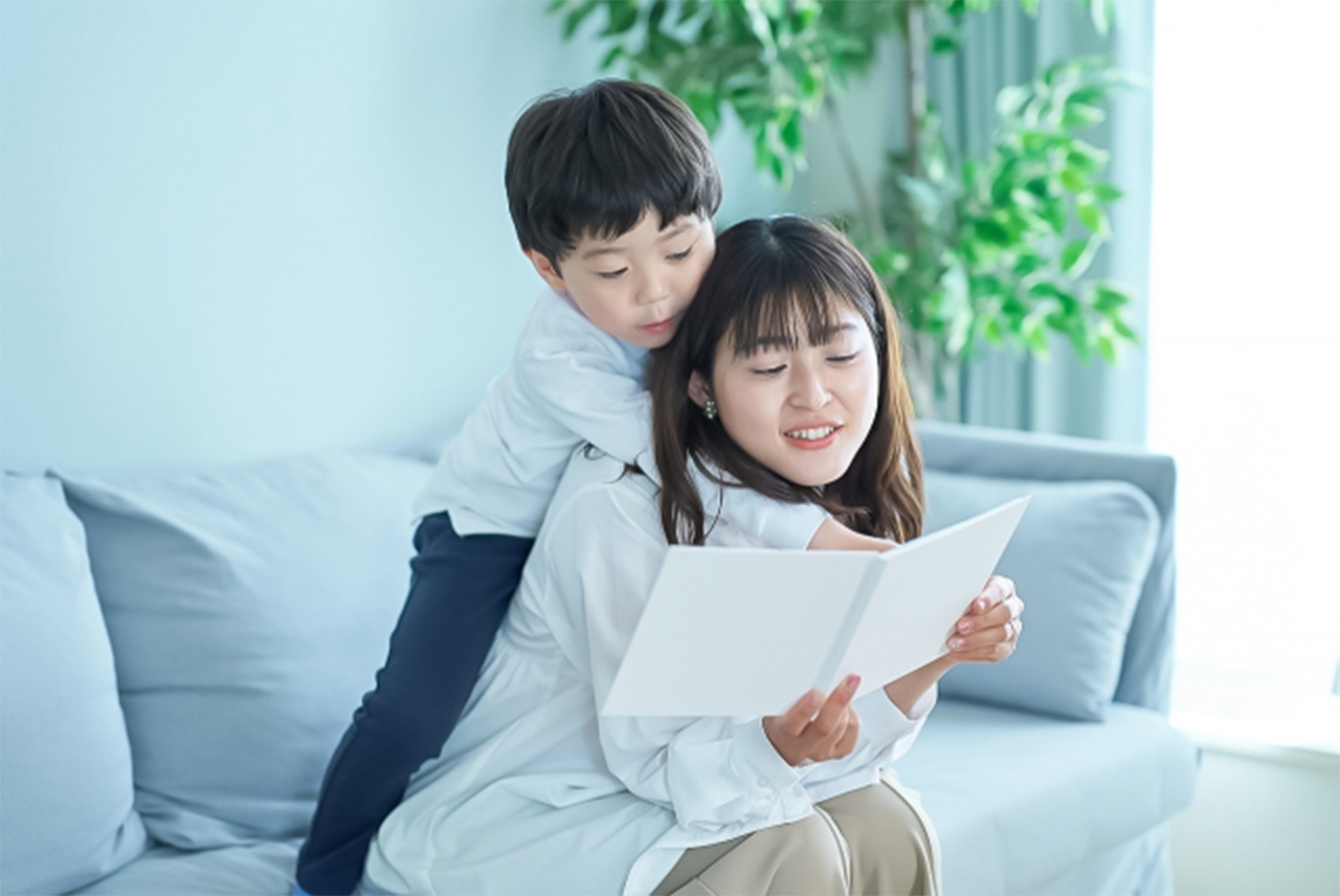 母親と子どもが手紙を読むイラスト