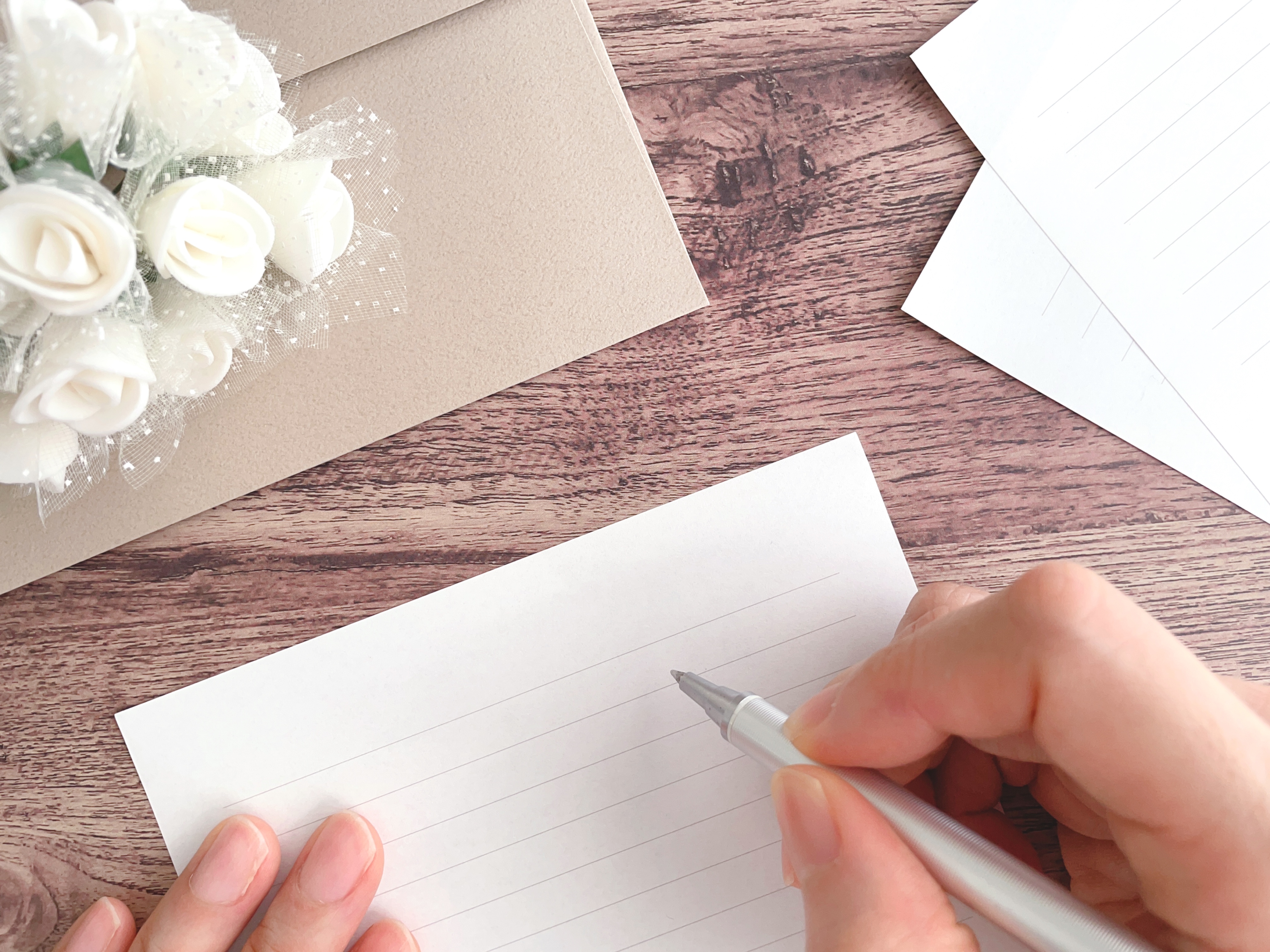 母親と子どもが遊んでいるイラスト